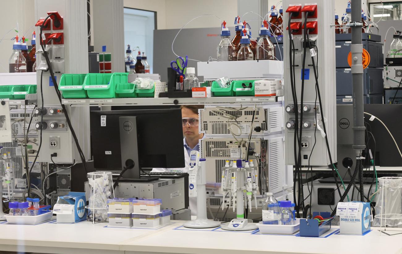 An employee of BioNTtech works at the "Area 100 R&D" research laboratory for personalized mRNA-based cancer vaccines.