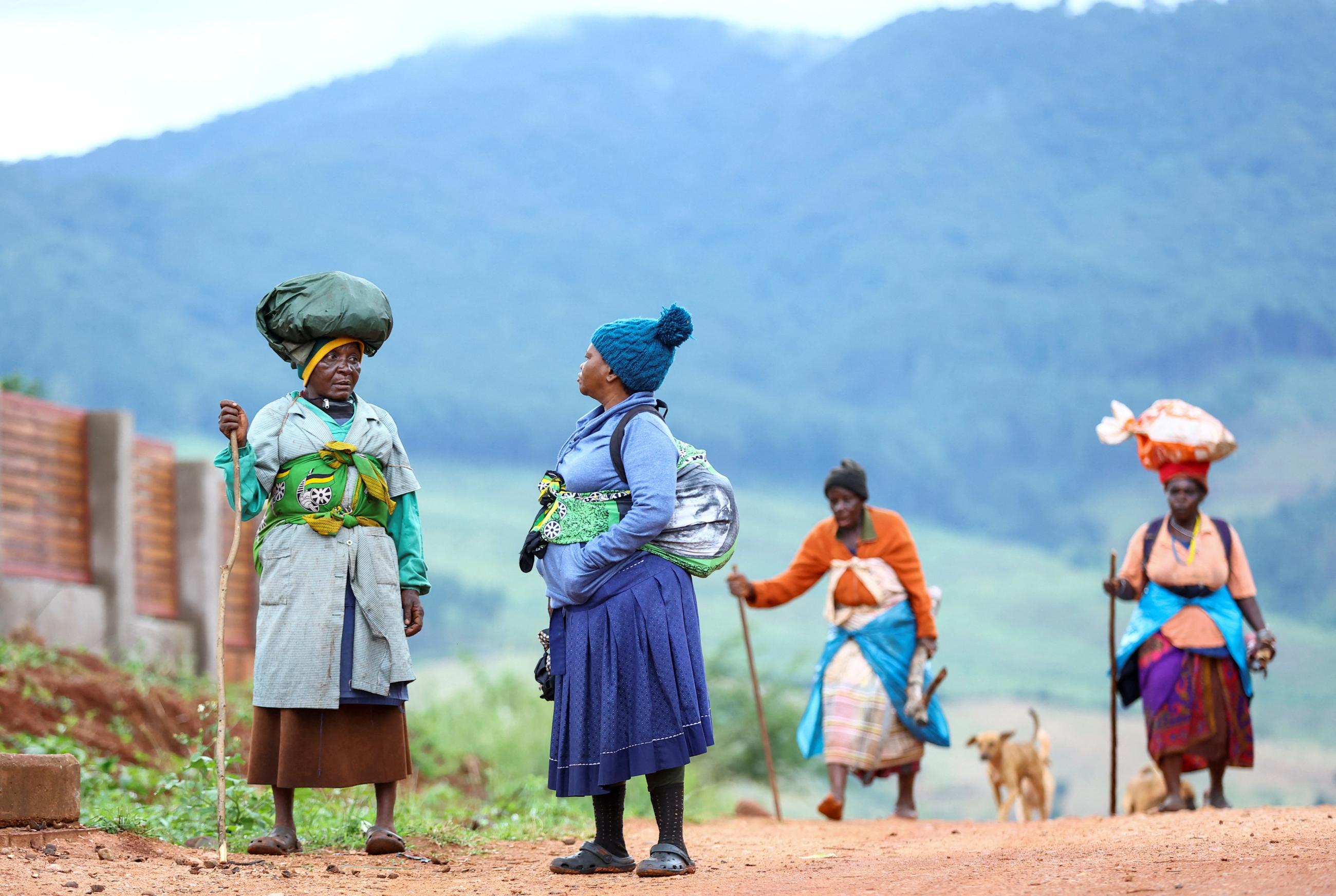 Women chat on their return from farming communal land at Tshakhuma village.