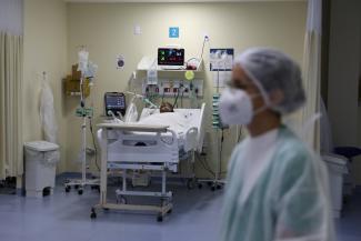 A health worker treats a patient at the Intensive Care Unit of the Ronaldo Gazolla Hospital.